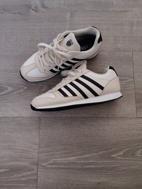 K-Swiss Womans Cream and Black Retro Trainer Sneakers